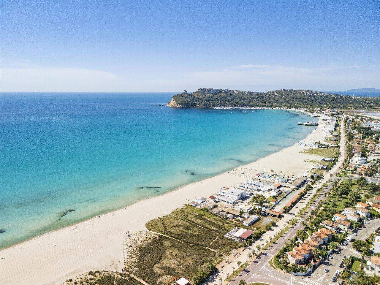 Spiaggia del Poetto a Cagliari vista dall’alto